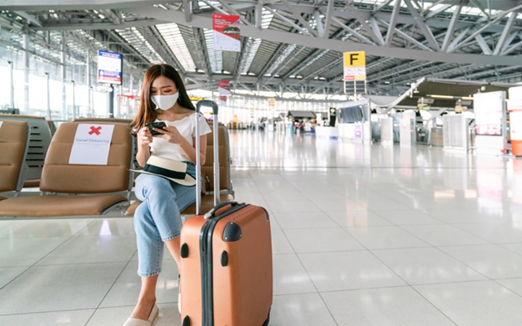 5 Things You Need to Pack for a Long Flight after the Pandemic