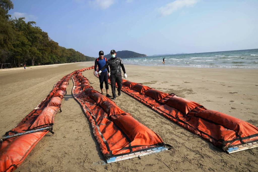 Thailand Scrambles to Stop Oil Spill from Destroying Beaches
