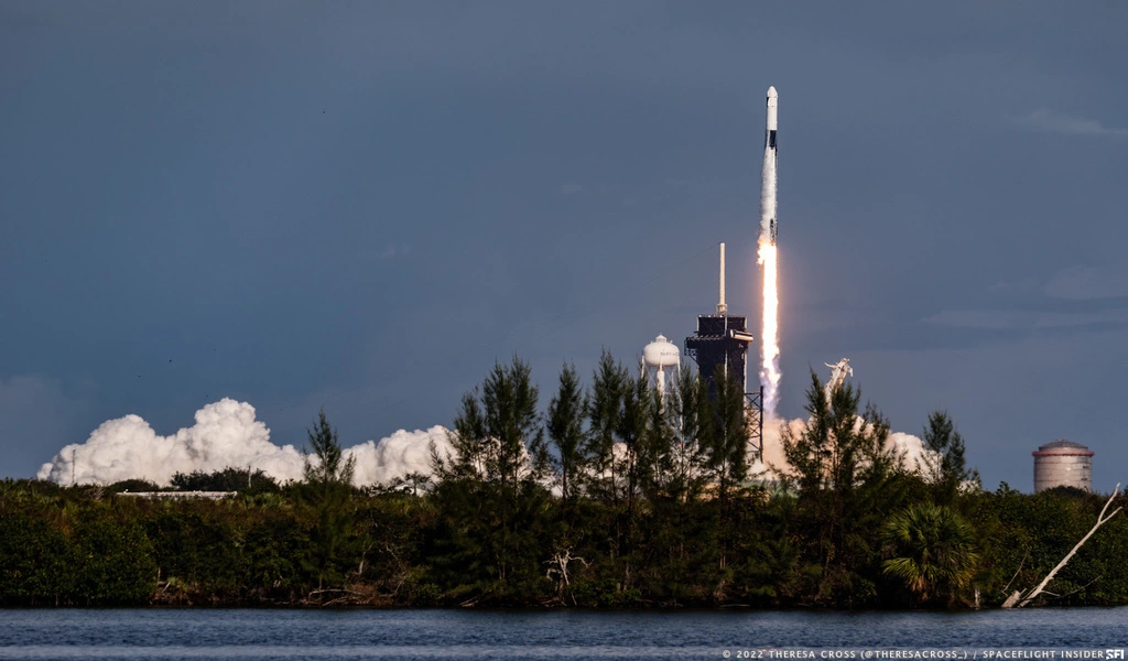 Falcon 9 Rocket Launches Dragon Cargo Capsule Into Space