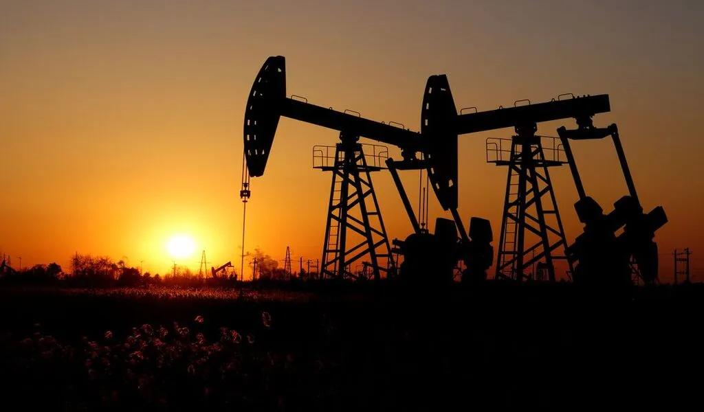 Oil Slips 4% On Russian Price Cap Talks, U.S. Gasoline Build Up