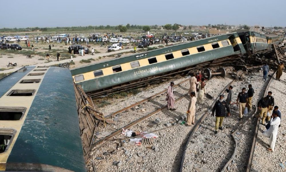 [VIDEO] Train Derails In Southern Pakistan, Killing Over 30 Passenger ...