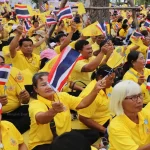 PM Urges Thais to Wear Yellow in Honor of HM King's 72nd Birthday