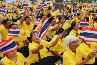 PM Urges Thais to Wear Yellow in Honor of HM King's 72nd Birthday