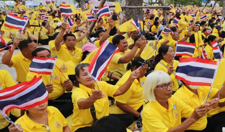 PM Urges Thais to Wear Yellow in Honor of HM King's 72nd Birthday