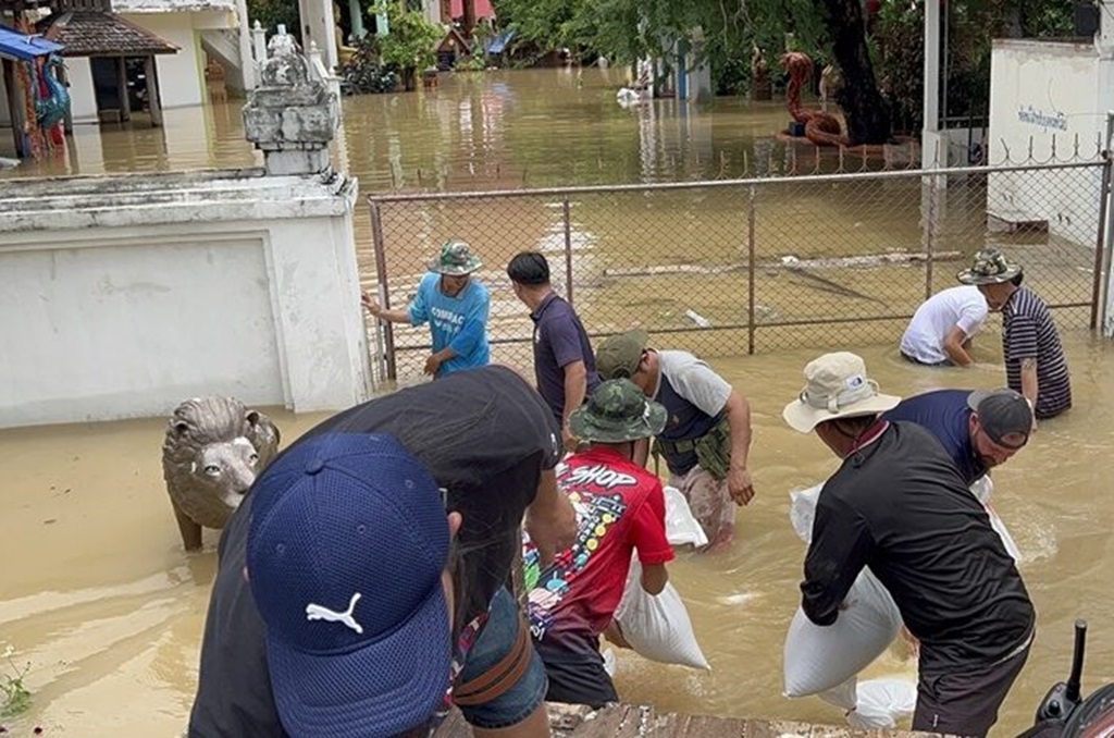 Flood waters flowed over sandbags - CTN Image