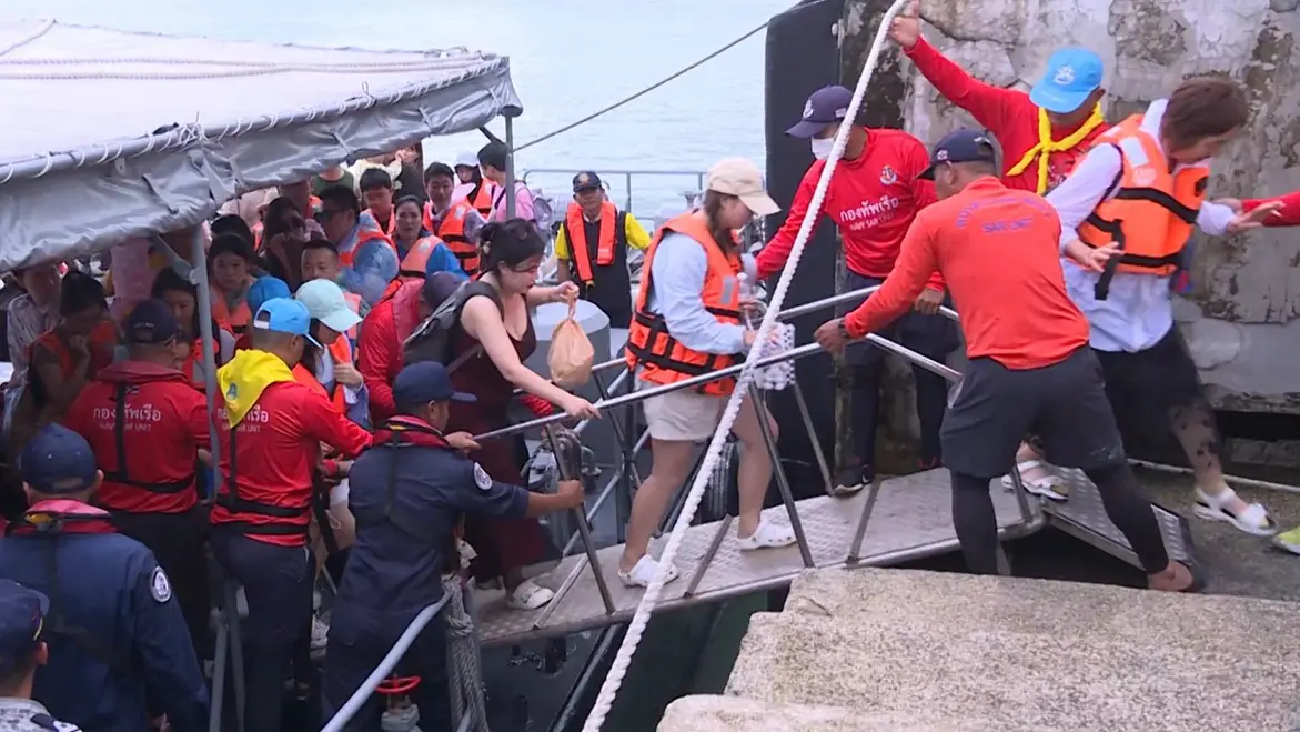 Royal Thai Navy Rescues 143 Tourists