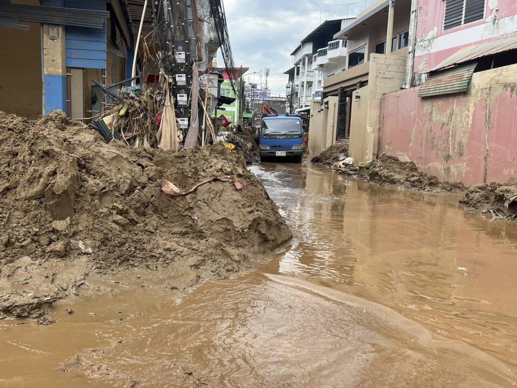 Chiang Rai Overwhelmed With Flood Waste