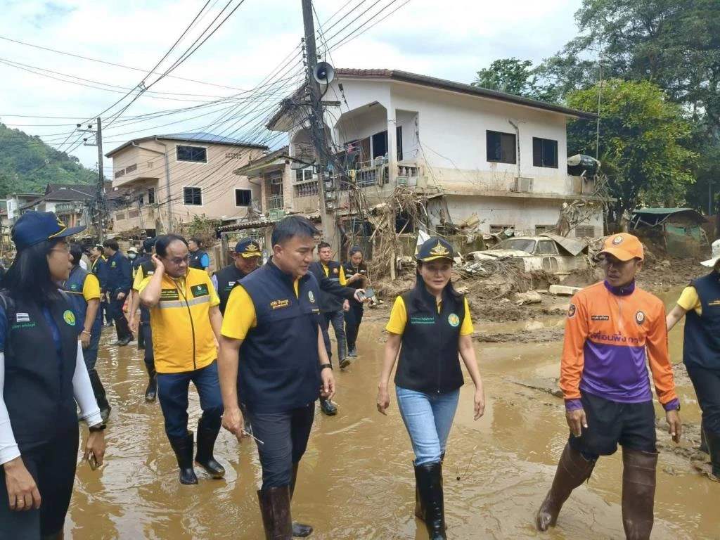 The Minister of Agriculture and Cooperatives, Ms. Narumon Pinyosinwat, visited the Hua Fai community