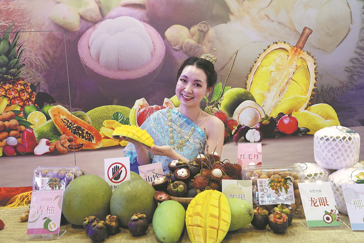 Thai woman recommends the country's specialty fruits at the China-ASEAN Expo in Nanning