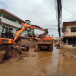 Digger ,Chiang Rai, flood victims