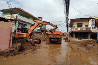 Digger ,Chiang Rai, flood victims