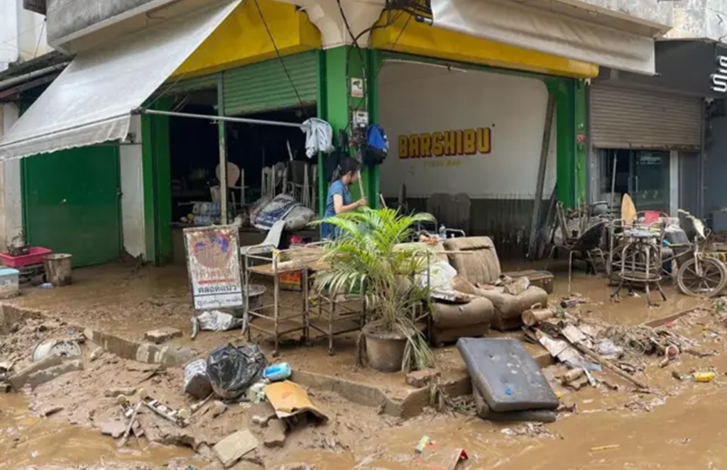 Chiang Rai Business Owners Begin Cleanup After Flooding