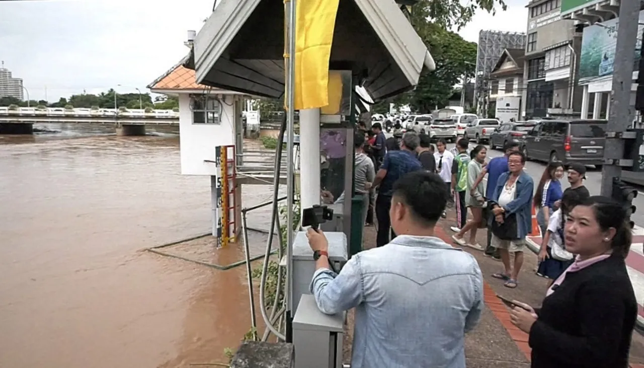 emergency centre at the Nawarat Bridge to track the Ping River