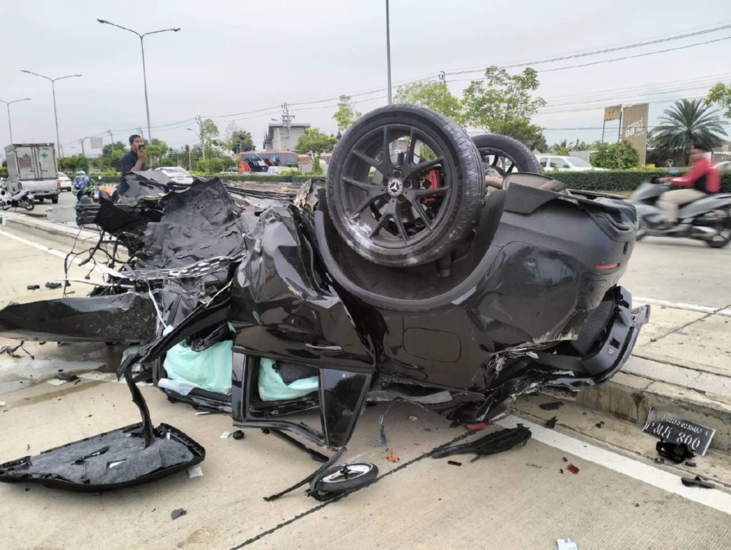 The black Mercedes Benz overturned in front of a restaurant on Kanchanaphisek Road, Thap Chang Subdistrict, Saphan Sung District, Bangkok