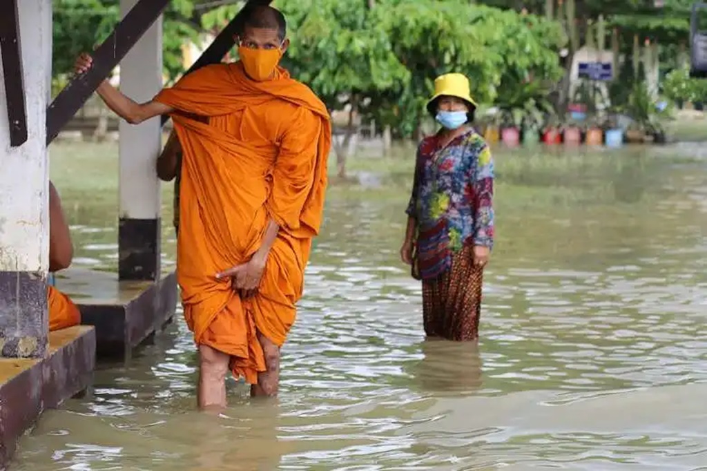 Monk Flooding Chiang Rai