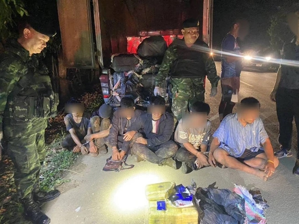 Soldiers from the Pha Muang Task Force, together with the Narcotics Suppression Police seized more than 1,600,000 methamphetamine pills