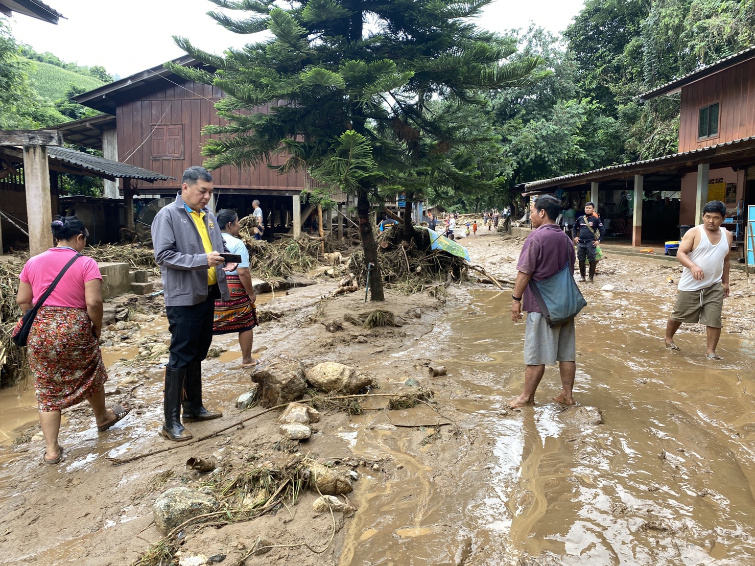 flood cleanup chiang rai