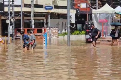 Tourist wade through flood waters in Chiang Mai city - IMage Thai PBS