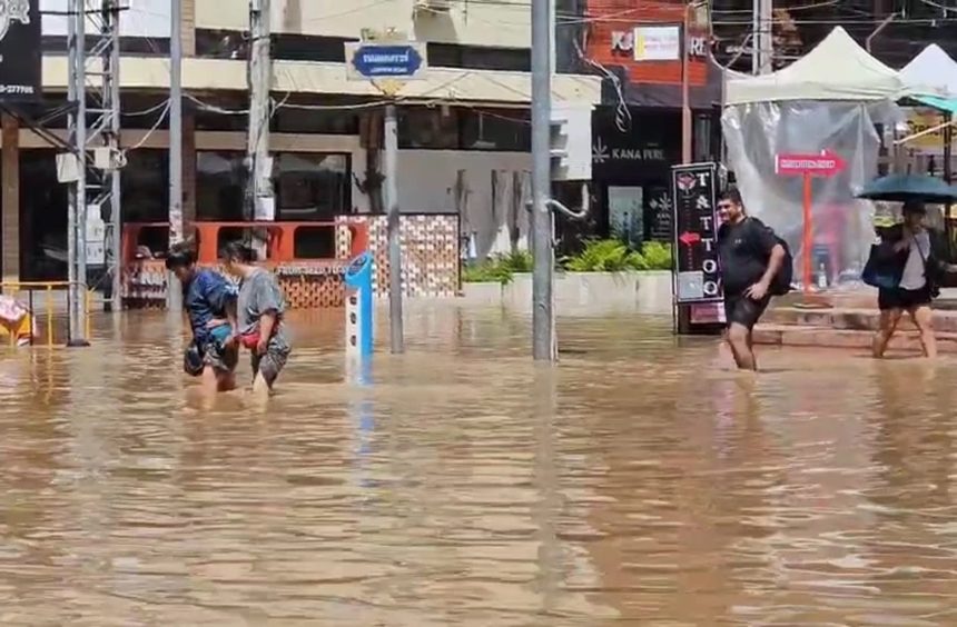 Tourist wade through flood waters in Chiang Mai city - IMage Thai PBS