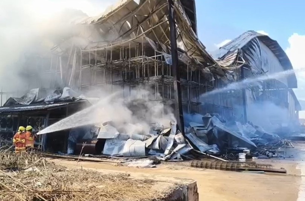 Fire Destroys Logan Factory in Mae Suai, Chiang Rai