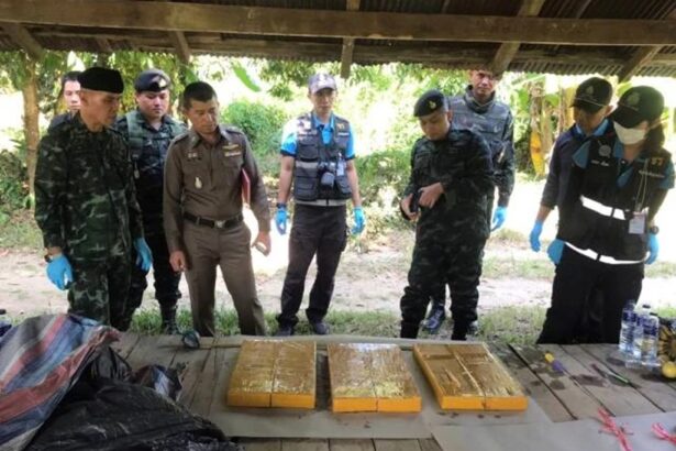 Chiang Rai Police and Soldiers display 23kg of heroin