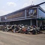 The garbage and damaged debris is piled up on streets in Chiang Mai - CTN Image