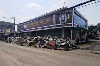 The garbage and damaged debris is piled up on streets in Chiang Mai - CTN Image