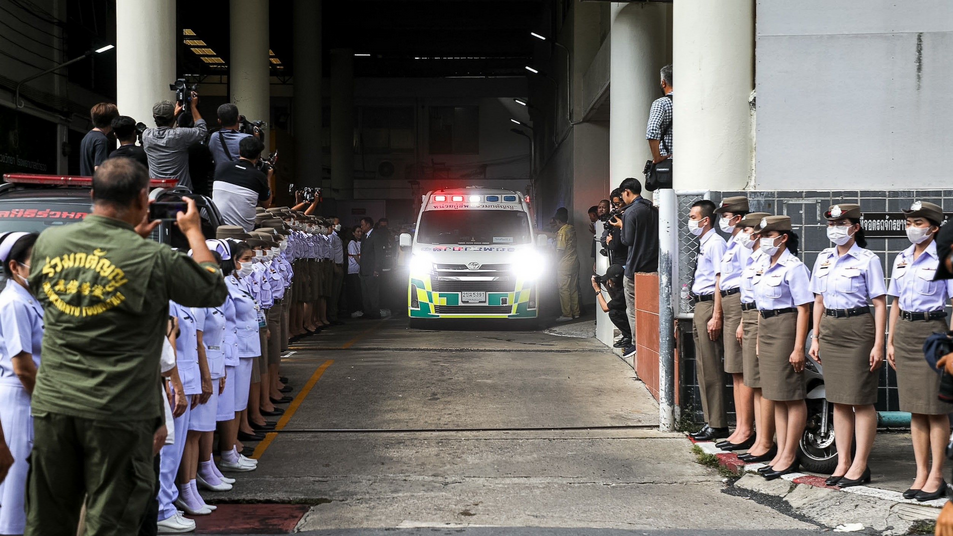 Convoys bringing 22 bodies back to Uthai Thani