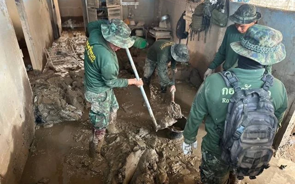 Volunteer Defence Personnel work to remove mud from homes in Chiang Rai - CTN Image