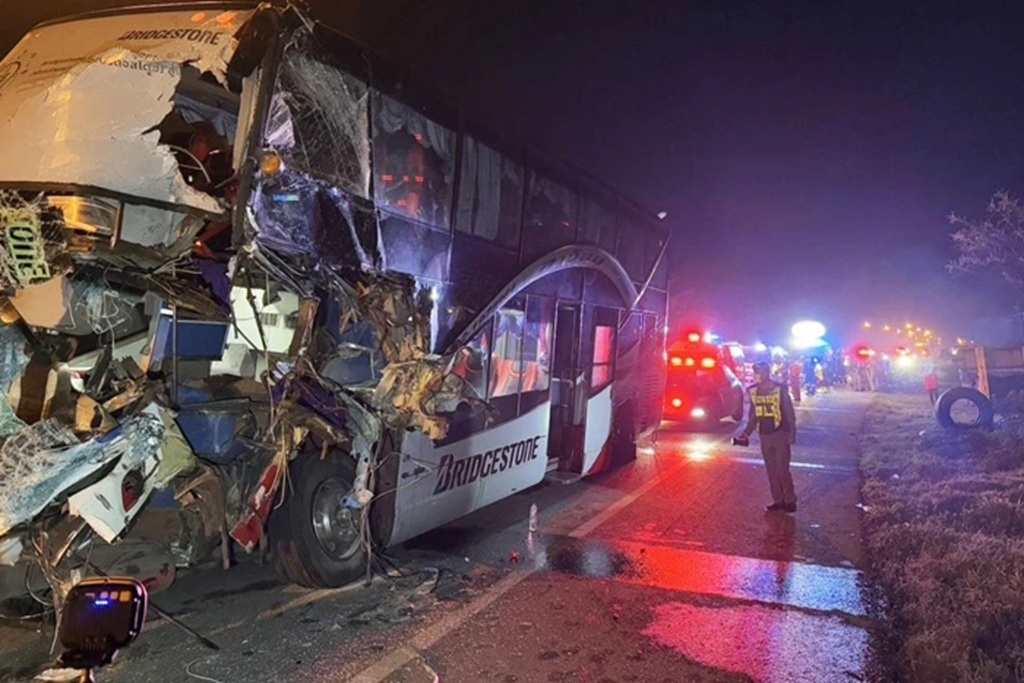 Passenger bus crash in Chumphon province