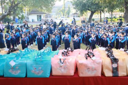 Chiang Rai School Kids Donate 200 Blankets to the Red Cross