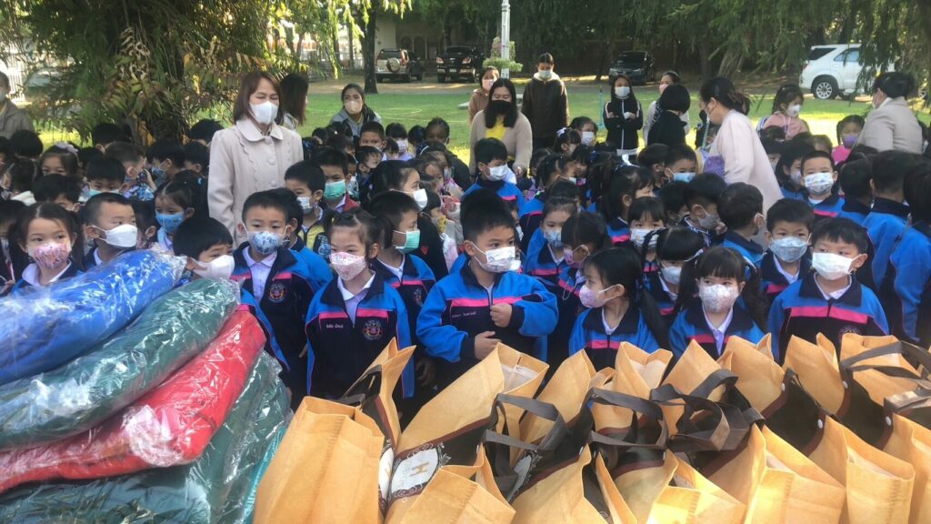 Chiang Rai Elementary School Kids Praised for Donate 200 Blankets to the Red Cross