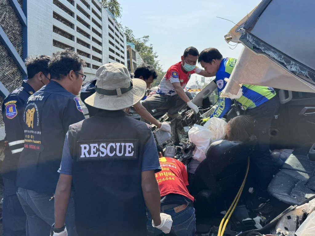 pickup truck hit the back of an 18-wheel trailer truck 