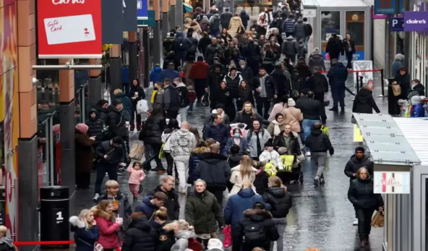 UK Pay Rises Fastest in 3 Years, Private Sector Wages Lead Growth