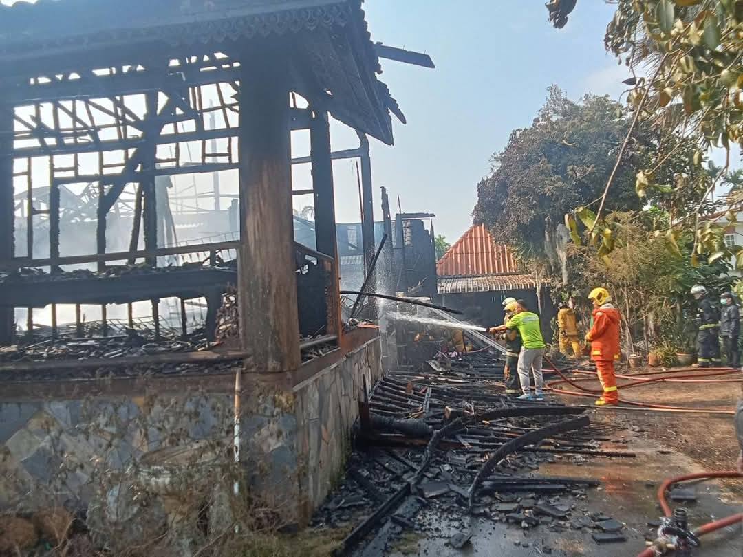 At around 9:00 a.m. on February 20, 2025, a fire broke out at a wooden house in the San Khong Luang community, Moo 14, Rob Wiang sub-district