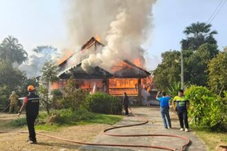 Fire Destroys Wooden Home in Rob Wiang District of Chiang Rai