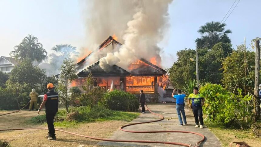 Fire Destroys Wooden Home in Rob Wiang District of Chiang Rai