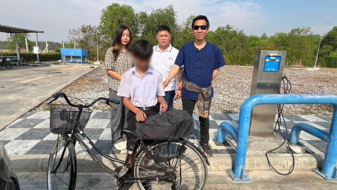 Three citizens discovered the schoolboy in his uniform, looking disheveled, alone at the PTT Hua Samrong Gateway gas station